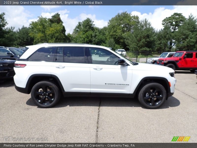 Bright White / Global Black 2023 Jeep Grand Cherokee Altitude 4x4