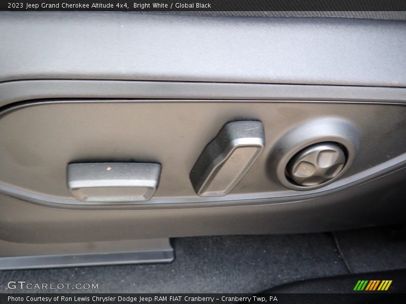 Bright White / Global Black 2023 Jeep Grand Cherokee Altitude 4x4