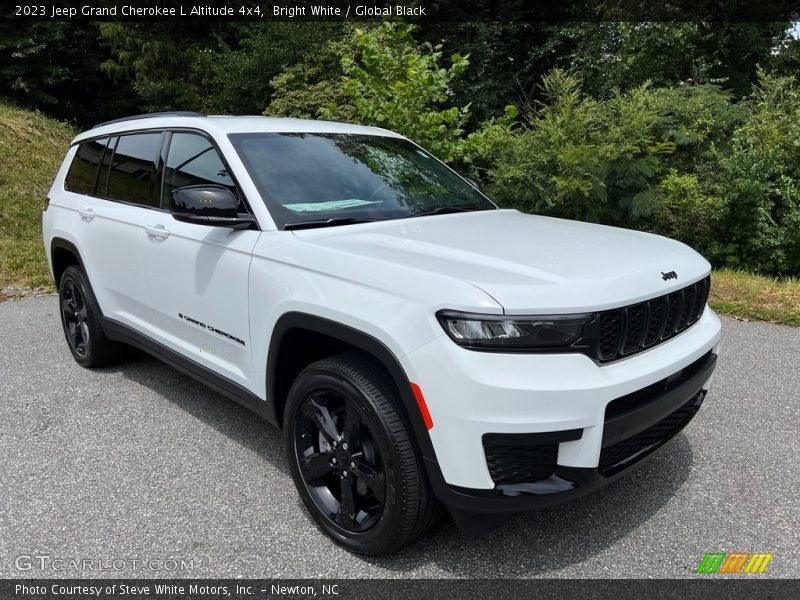 Front 3/4 View of 2023 Grand Cherokee L Altitude 4x4