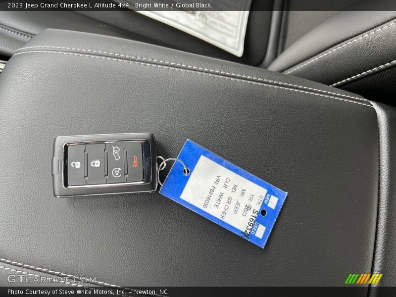 Keys of 2023 Grand Cherokee L Altitude 4x4