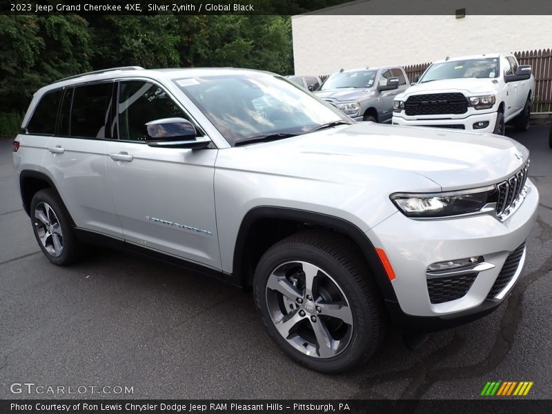 Front 3/4 View of 2023 Grand Cherokee 4XE