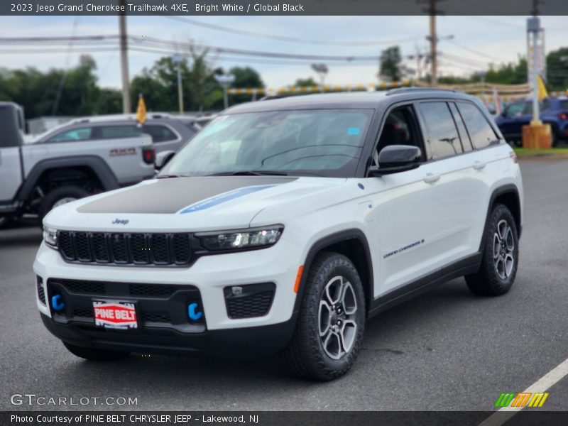 Front 3/4 View of 2023 Grand Cherokee Trailhawk 4XE