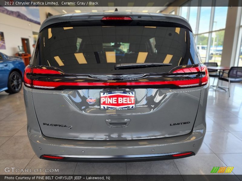 Ceramic Gray / Black 2023 Chrysler Pacifica Limited