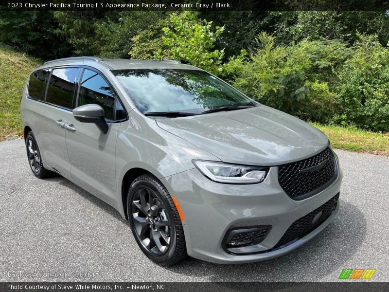 Front 3/4 View of 2023 Pacifica Touring L S Appearance Package