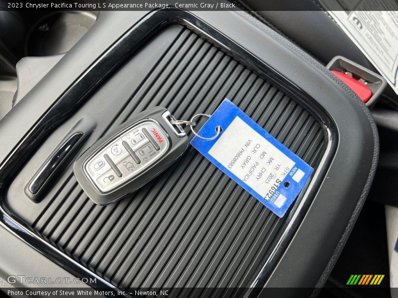 Keys of 2023 Pacifica Touring L S Appearance Package