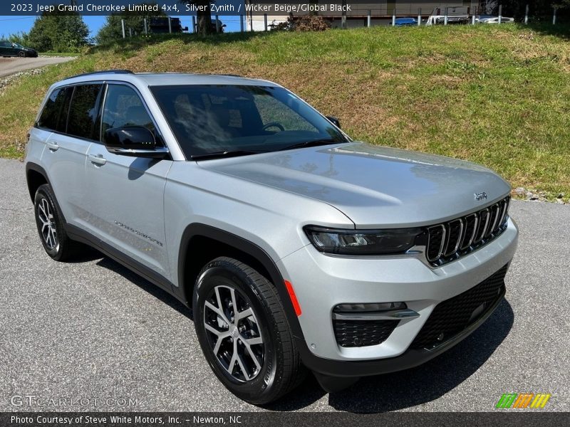 Front 3/4 View of 2023 Grand Cherokee Limited 4x4