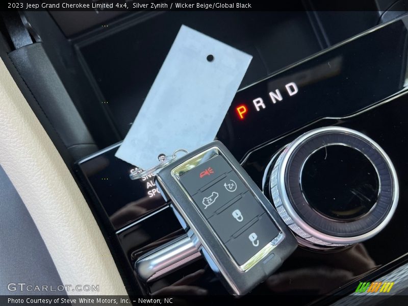 Keys of 2023 Grand Cherokee Limited 4x4