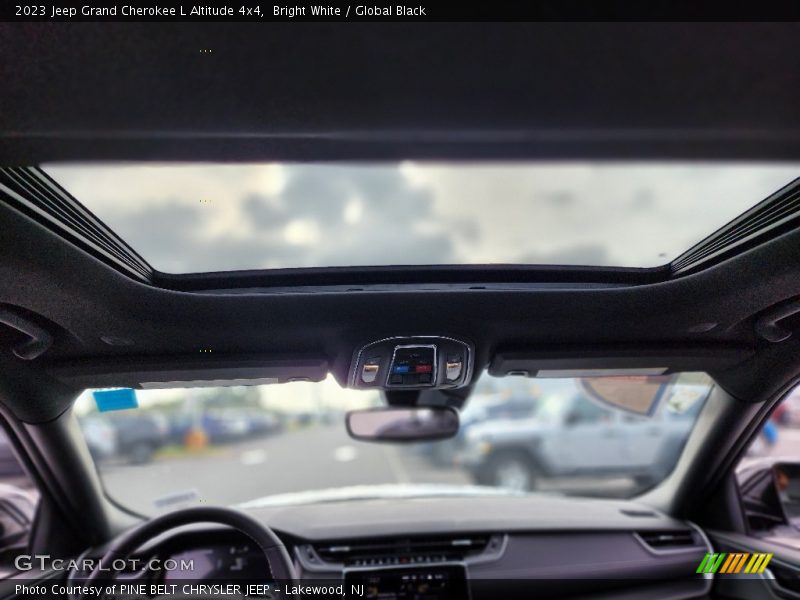 Bright White / Global Black 2023 Jeep Grand Cherokee L Altitude 4x4