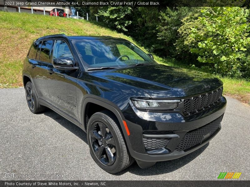 Front 3/4 View of 2023 Grand Cherokee Altitude 4x4