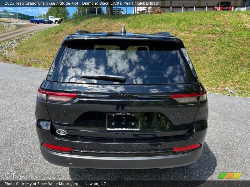 Diamond Black Crystal Pearl / Global Black 2023 Jeep Grand Cherokee Altitude 4x4