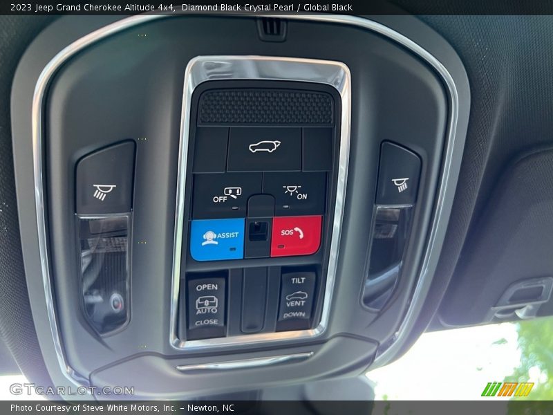 Diamond Black Crystal Pearl / Global Black 2023 Jeep Grand Cherokee Altitude 4x4