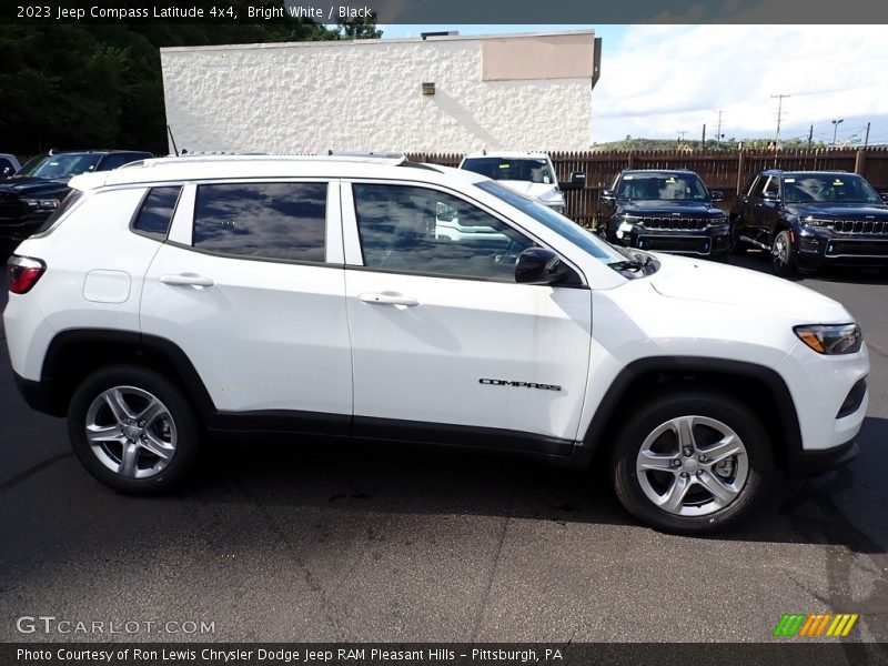 Bright White / Black 2023 Jeep Compass Latitude 4x4