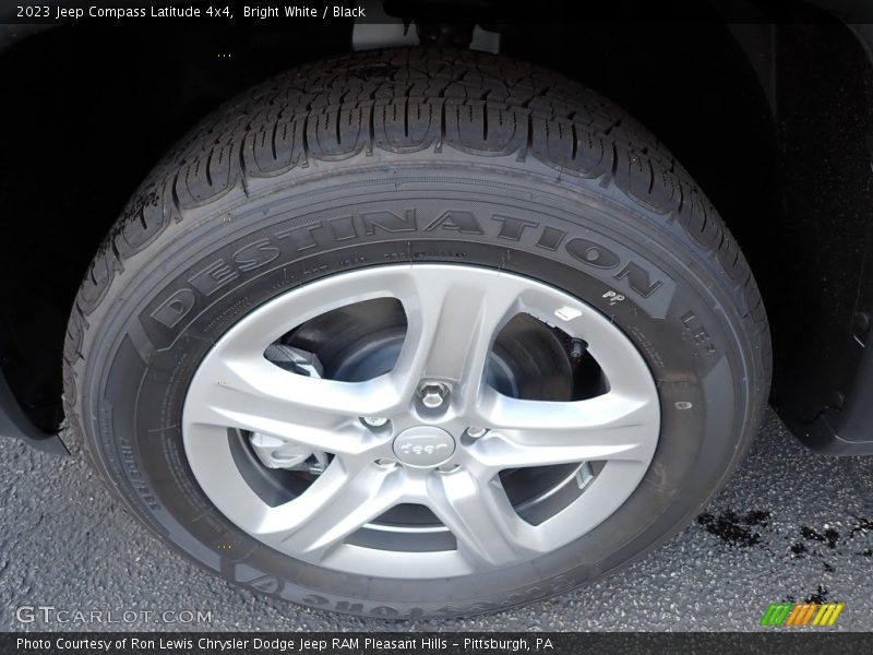 Bright White / Black 2023 Jeep Compass Latitude 4x4