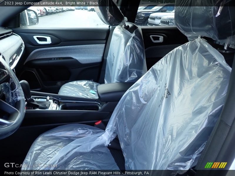 Bright White / Black 2023 Jeep Compass Latitude 4x4