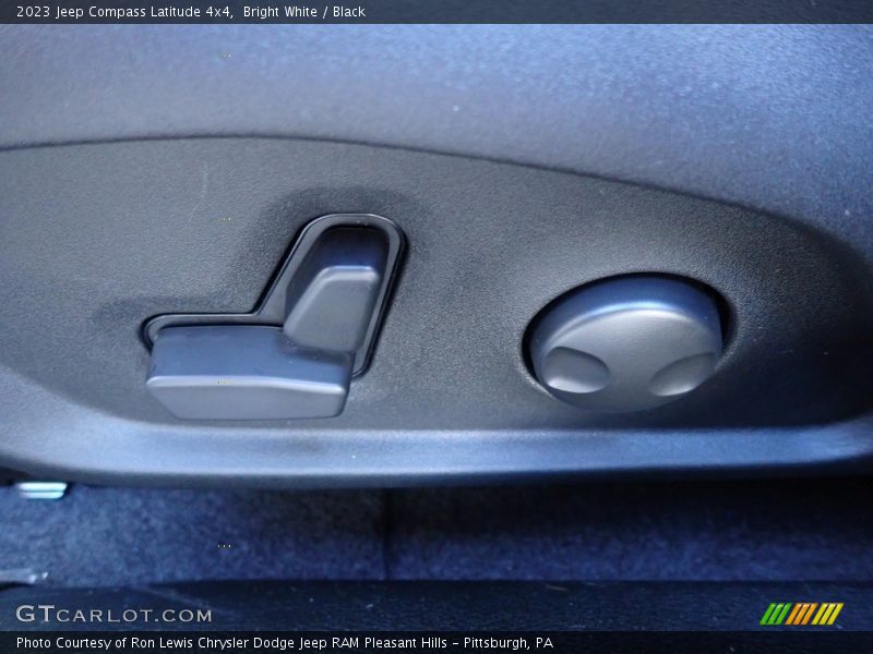 Bright White / Black 2023 Jeep Compass Latitude 4x4