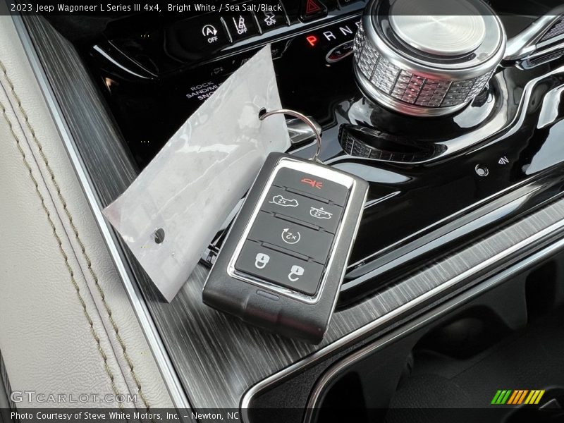 Bright White / Sea Salt/Black 2023 Jeep Wagoneer L Series III 4x4