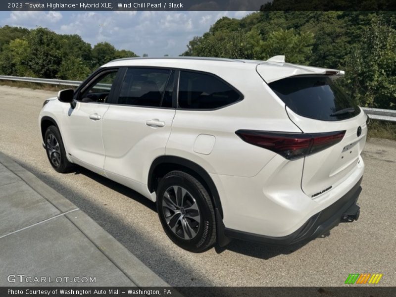 Wind Chill Pearl / Black 2023 Toyota Highlander Hybrid XLE