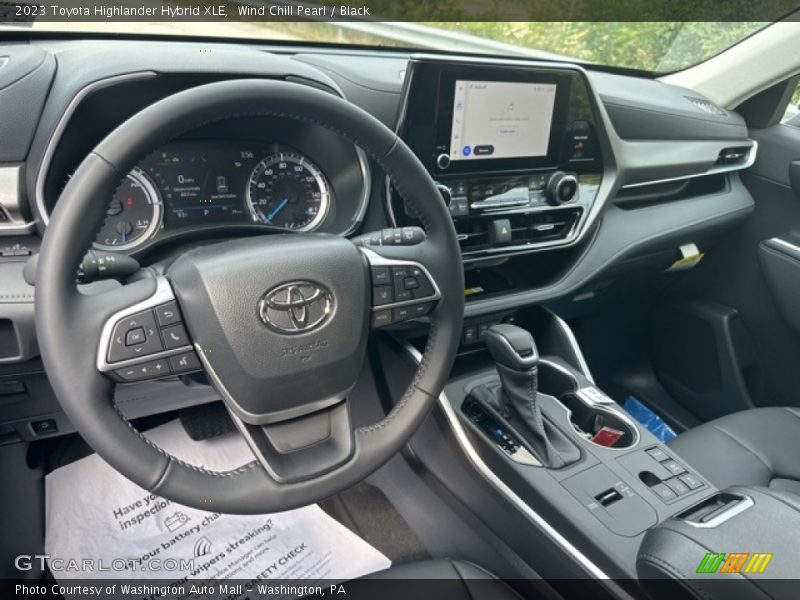 Wind Chill Pearl / Black 2023 Toyota Highlander Hybrid XLE