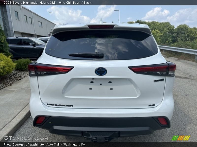 Wind Chill Pearl / Black 2023 Toyota Highlander Hybrid XLE