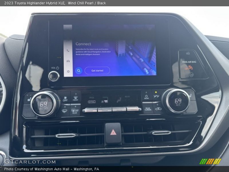 Wind Chill Pearl / Black 2023 Toyota Highlander Hybrid XLE
