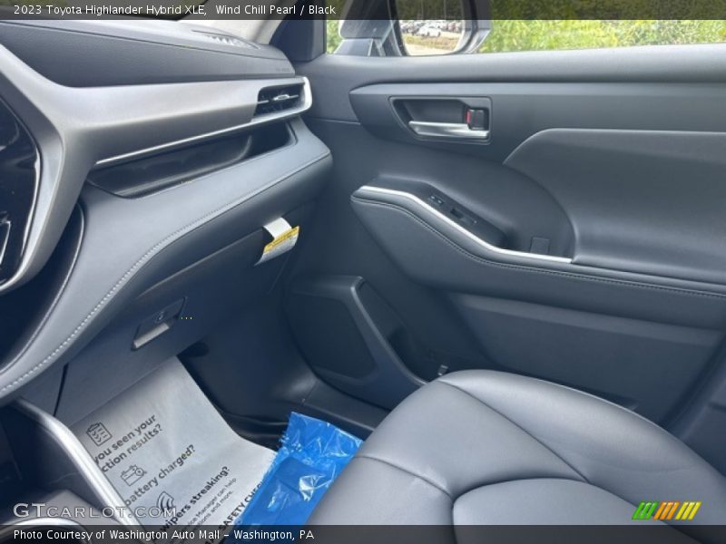 Wind Chill Pearl / Black 2023 Toyota Highlander Hybrid XLE