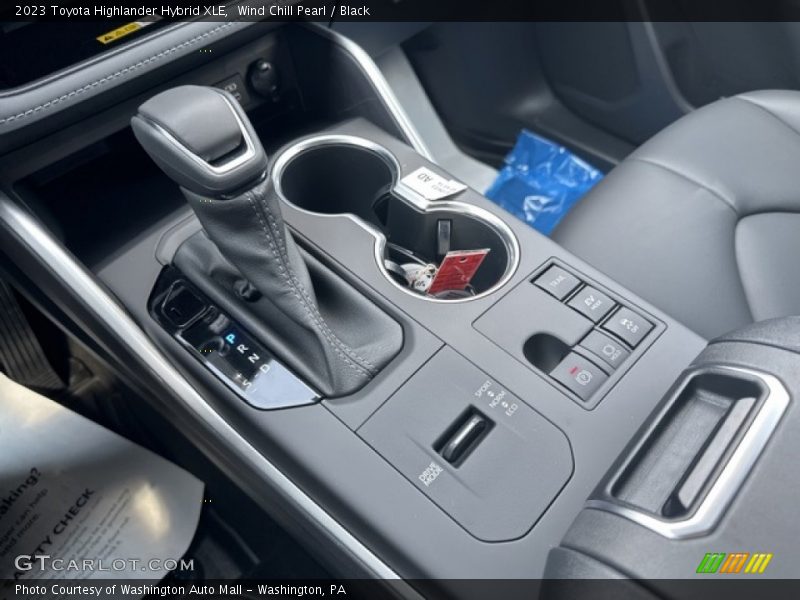 Wind Chill Pearl / Black 2023 Toyota Highlander Hybrid XLE