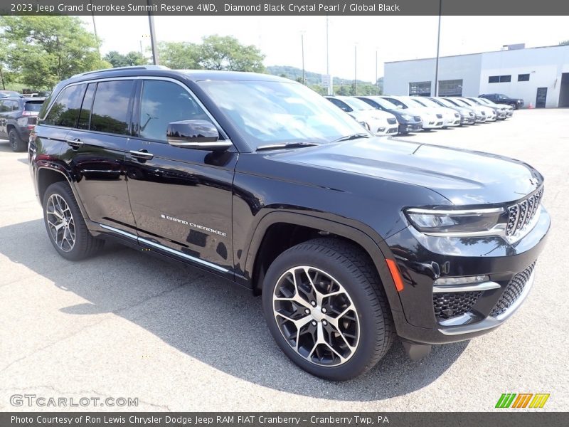 Front 3/4 View of 2023 Grand Cherokee Summit Reserve 4WD