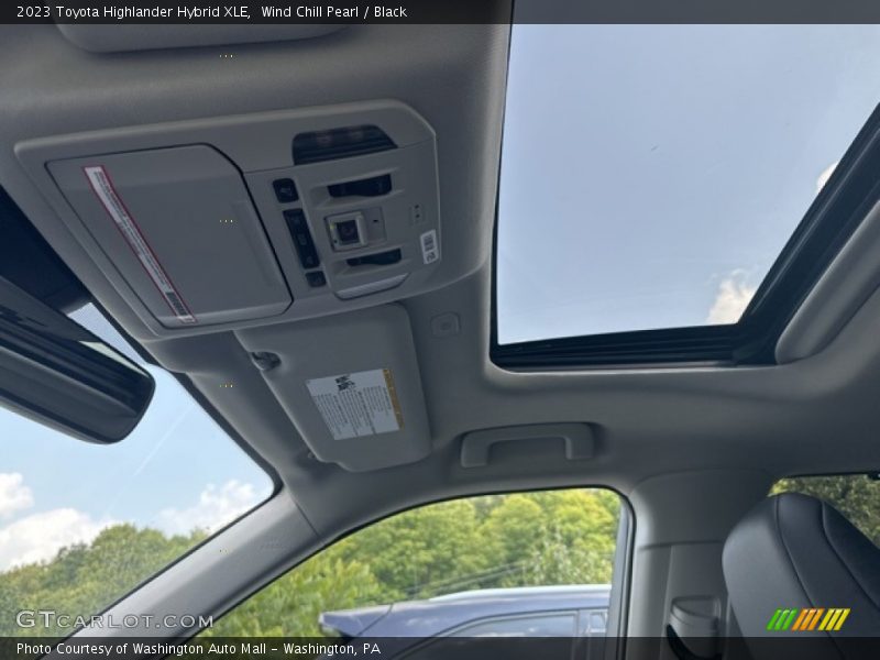 Wind Chill Pearl / Black 2023 Toyota Highlander Hybrid XLE
