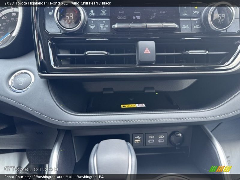 Wind Chill Pearl / Black 2023 Toyota Highlander Hybrid XLE