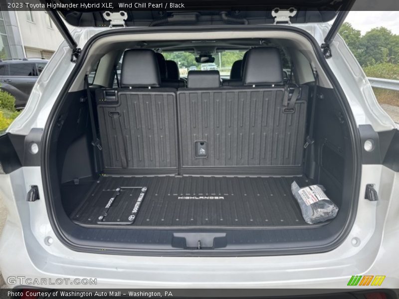 Wind Chill Pearl / Black 2023 Toyota Highlander Hybrid XLE
