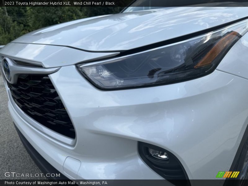 Wind Chill Pearl / Black 2023 Toyota Highlander Hybrid XLE