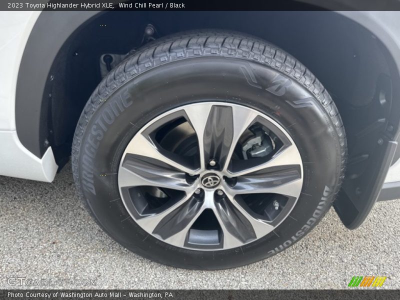 Wind Chill Pearl / Black 2023 Toyota Highlander Hybrid XLE