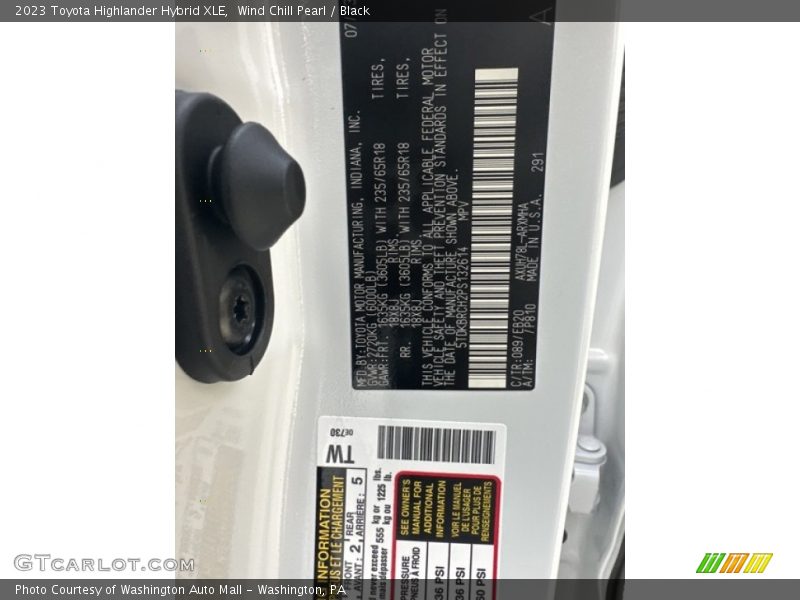Wind Chill Pearl / Black 2023 Toyota Highlander Hybrid XLE