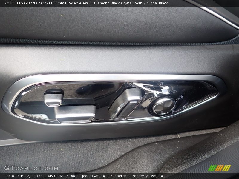 Diamond Black Crystal Pearl / Global Black 2023 Jeep Grand Cherokee Summit Reserve 4WD