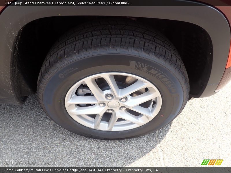 Velvet Red Pearl / Global Black 2023 Jeep Grand Cherokee L Laredo 4x4
