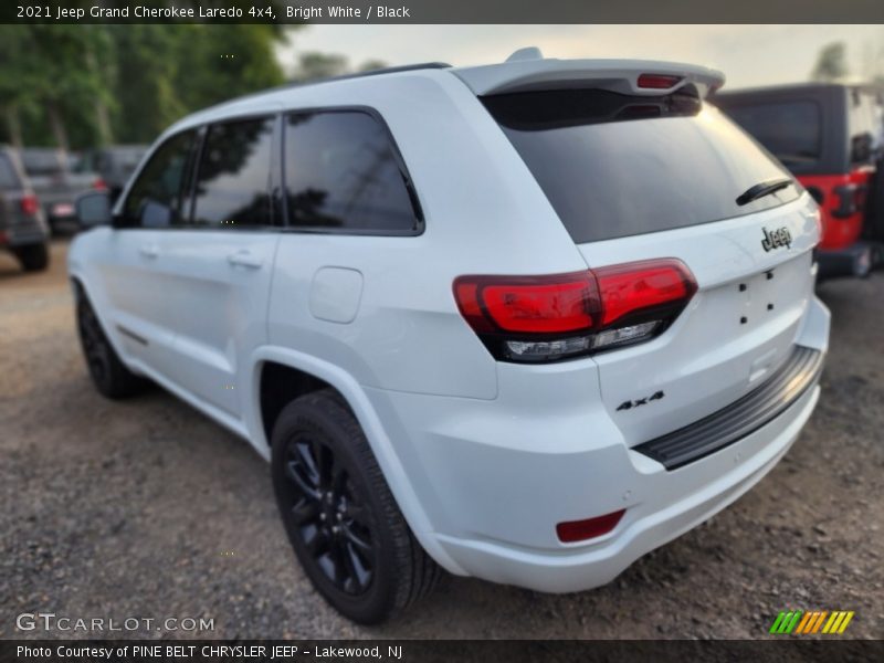 Bright White / Black 2021 Jeep Grand Cherokee Laredo 4x4