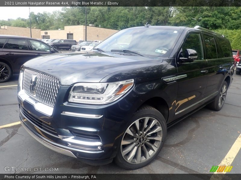 Front 3/4 View of 2021 Navigator Reserve 4x4