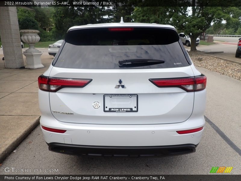 White Diamond / Black 2022 Mitsubishi Outlander ES S-AWC