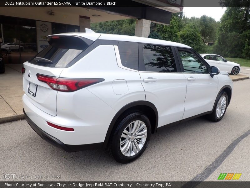 White Diamond / Black 2022 Mitsubishi Outlander ES S-AWC