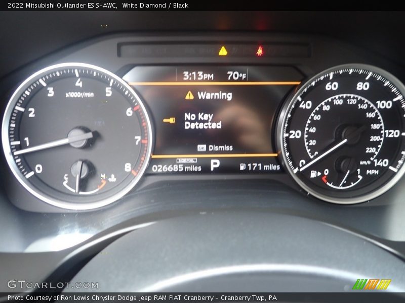 White Diamond / Black 2022 Mitsubishi Outlander ES S-AWC