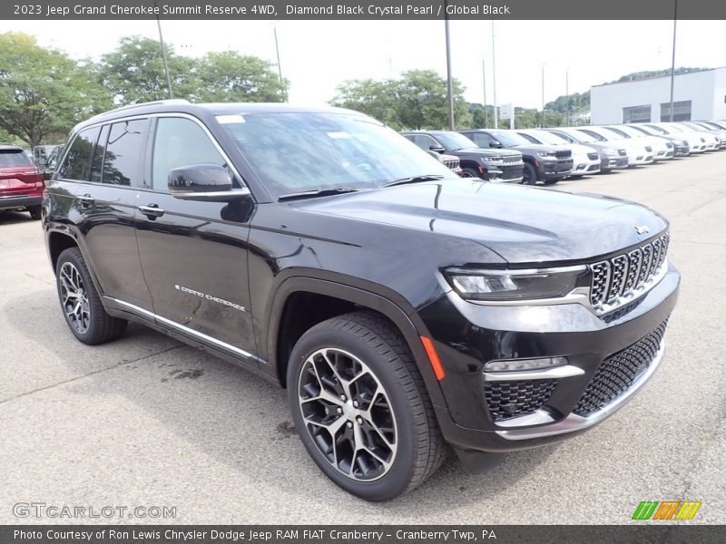 Front 3/4 View of 2023 Grand Cherokee Summit Reserve 4WD