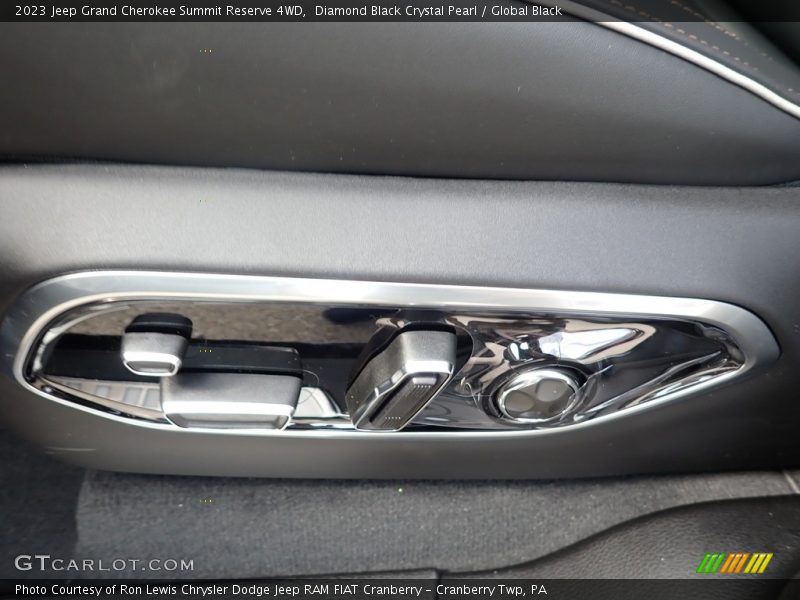 Diamond Black Crystal Pearl / Global Black 2023 Jeep Grand Cherokee Summit Reserve 4WD
