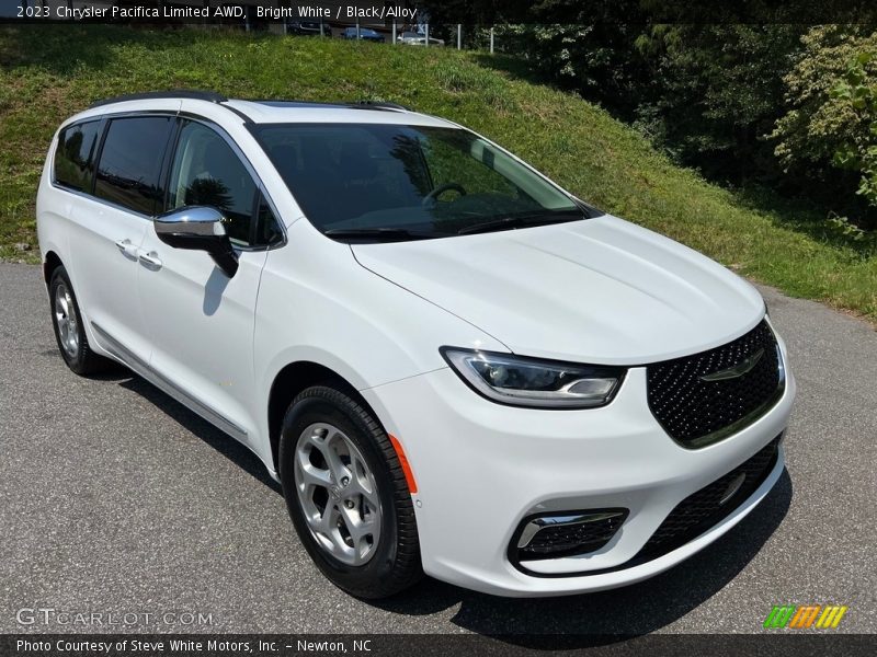 Front 3/4 View of 2023 Pacifica Limited AWD
