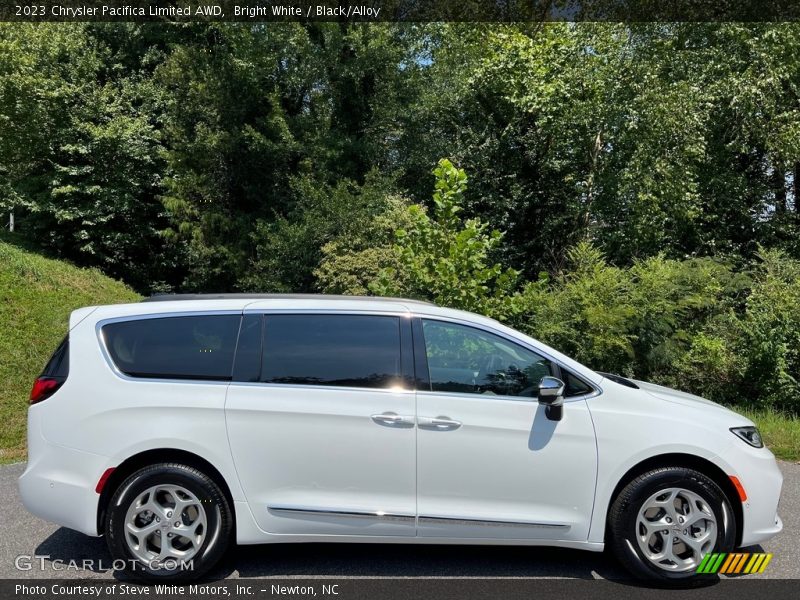 Bright White / Black/Alloy 2023 Chrysler Pacifica Limited AWD