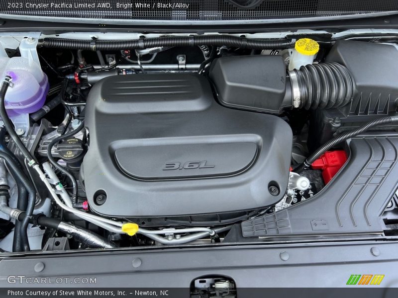 Bright White / Black/Alloy 2023 Chrysler Pacifica Limited AWD