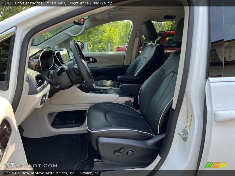 Bright White / Black/Alloy 2023 Chrysler Pacifica Limited AWD