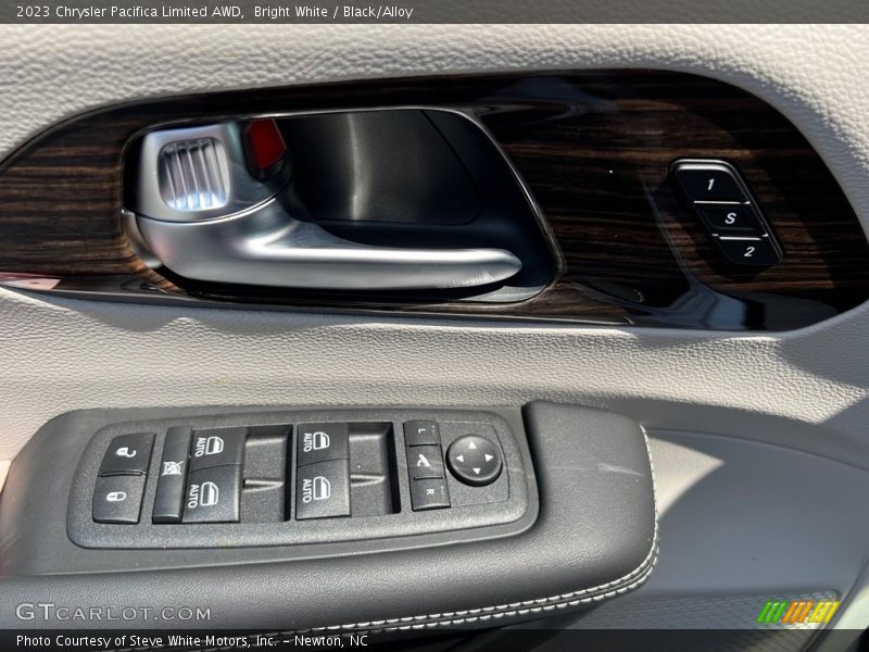 Bright White / Black/Alloy 2023 Chrysler Pacifica Limited AWD