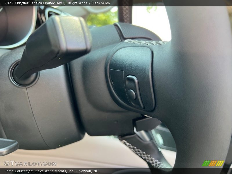 Bright White / Black/Alloy 2023 Chrysler Pacifica Limited AWD