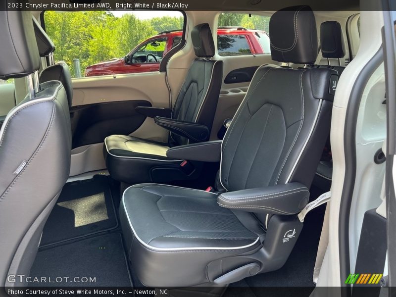 Bright White / Black/Alloy 2023 Chrysler Pacifica Limited AWD
