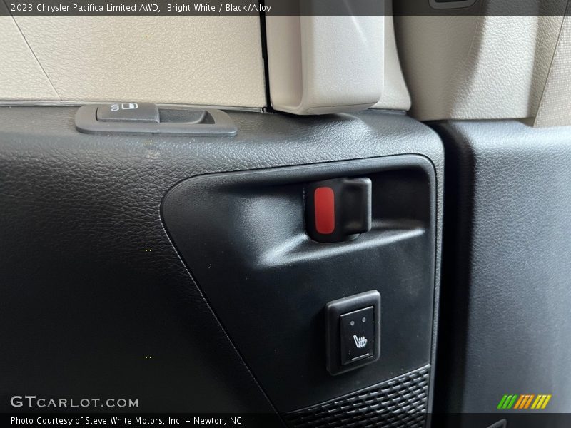 Bright White / Black/Alloy 2023 Chrysler Pacifica Limited AWD